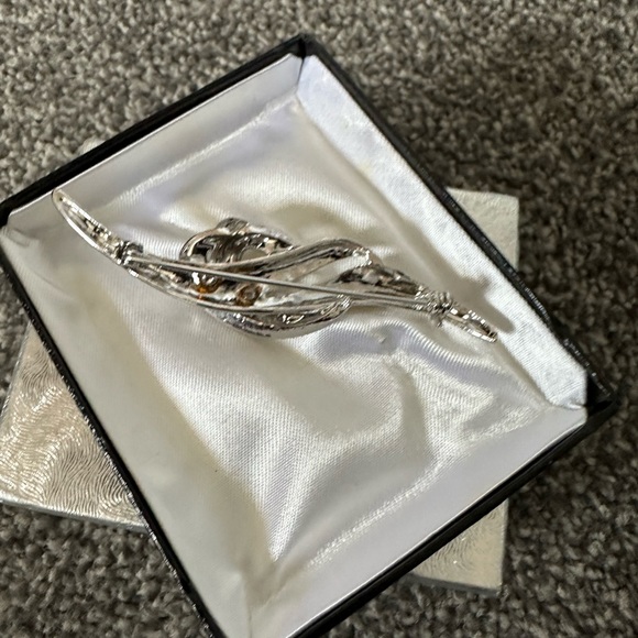 As new, white metal & cubic zirconia brooch - Picture 2 of 3